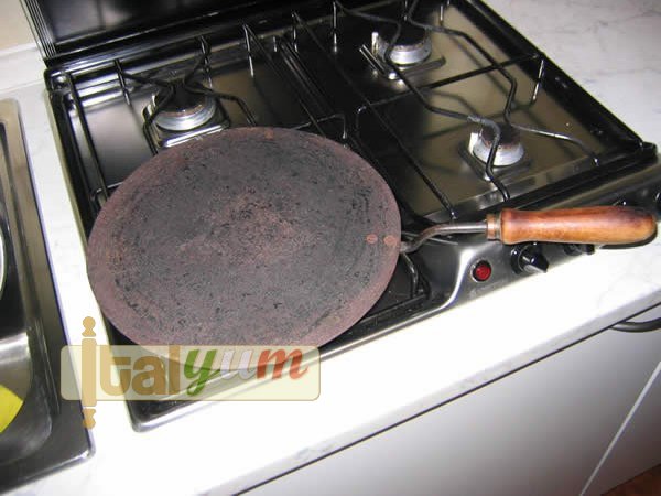 Flat pan to prepare piadina romagnola (testo romagnolo per piadina) crepes  or tortillas, diameter 28 cm. Made in Italy