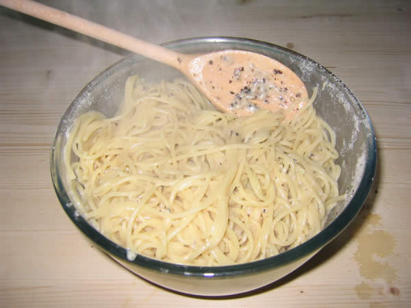 Spaghetti with pecorino and black pepper (Spaghetti cacio e pepe)